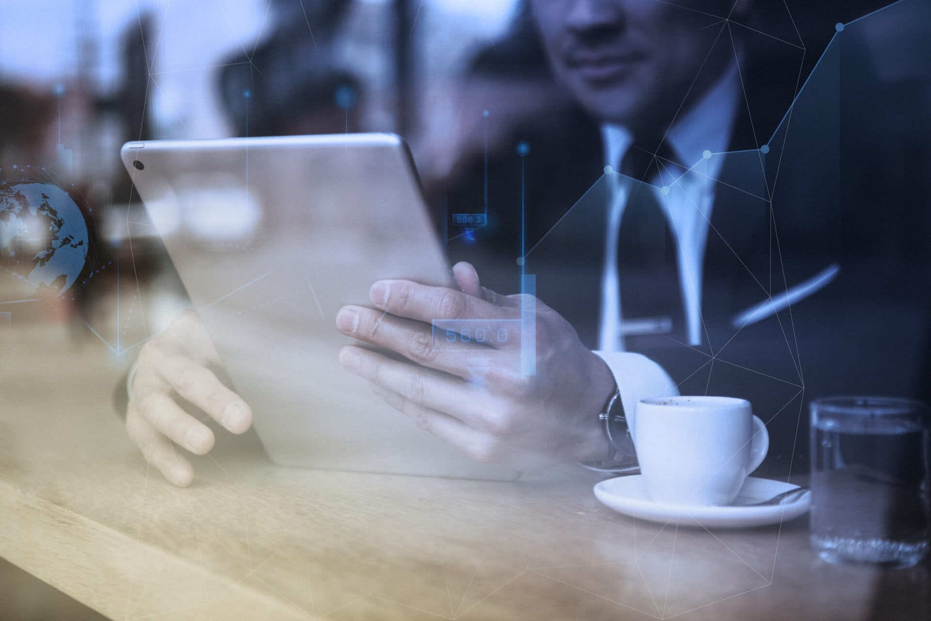 hombre de negocios trabajando en tableta en cafe (2)